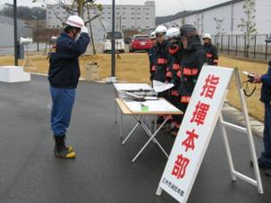 隊長が指揮本部で被害状況や活動方針を確認し、各隊員に的確な指示の画像