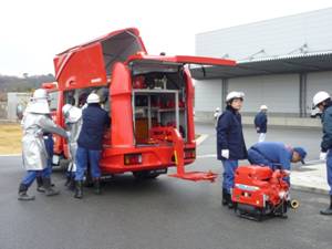 隊長が指揮本部で被害状況や活動方針を確認し、各隊員に的確な指示の画像2