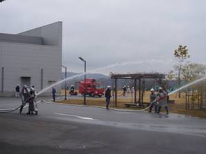 消防隊からの中継を受け、機動隊が放水の画像2