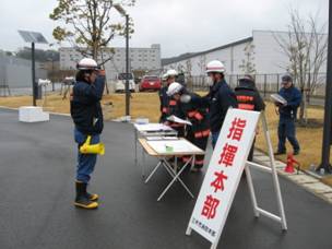 続々と応援機動隊が到着し、火災防ぎょにあたるの画像1