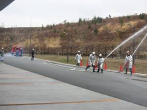 消防隊と機動隊が連携し、6か所で同時放水が完了の画像2