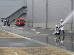 消防隊と機動隊が連携し、6か所で同時放水が完了の画像3