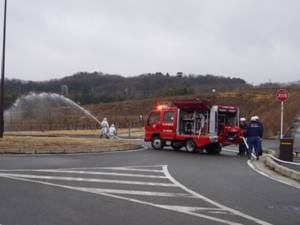 消防隊と機動隊が連携し、6か所で同時放水が完了の画像6