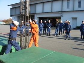 様々なロープの結索方法や二連・三連ハシゴの取扱い方法を学びましたの画像2