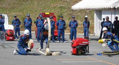 勢いよくホースを延長の画像