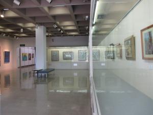 三木市美術協会洋画部会展の様子　1階展示室