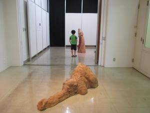 勝部梓木彫展作品　（観覧の少年と木彫キリンと象）