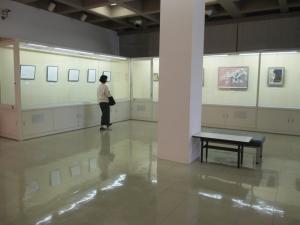 中嶋慧　命と自然と展　展示風景　小さ目人物入り