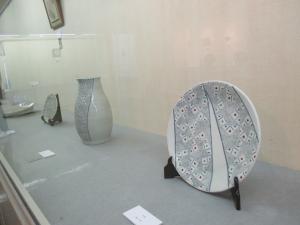上野美紀乃の絵付け陶芸作品展示の様子
