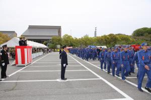 消防団員の部隊行進