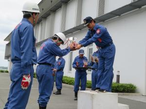 賞状を授与している写真