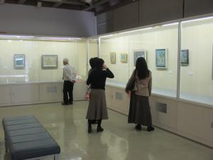 久保佐栄子日本画展～Colors～展示風景　来館者のいる風景②