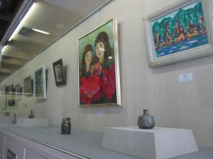 しぶがき展1階展示室　ガラス展示ケース