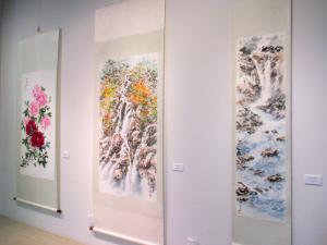 劉素真墨彩画展　1階左の壁の展示