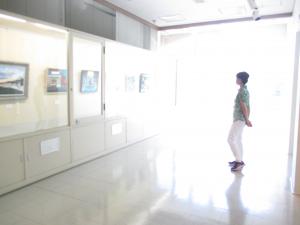 逆光のなか　1階展示室
