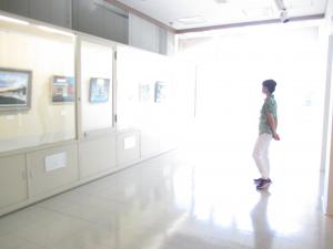 逆光のなか　1階展示室