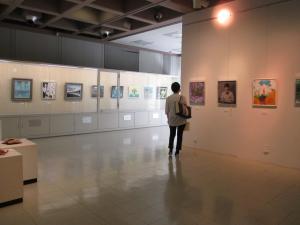 女性シルエット　展示室