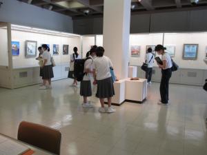 中学美術部　1階展示　鑑賞しているようす