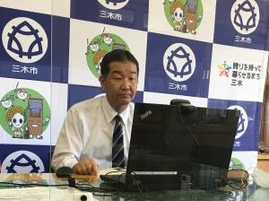 ＰＣに向かう市長