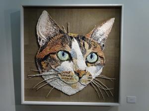 綿棒で描いた猫の顔のアップ