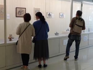 家族三人で来館され熱心に作品を観ています