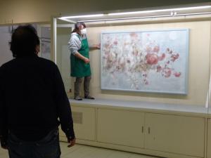 作品の高さを確認する様子