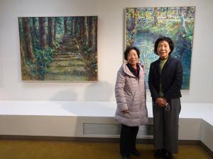 岡田さんの大作の前で。