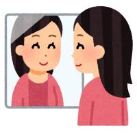 鏡に映る笑顔の女性