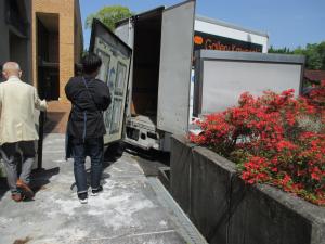 トラックに積み込む