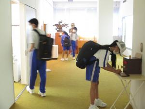 中学生の見学の様子