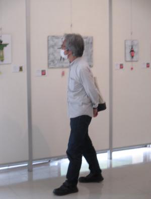 1階の展示をご覧になる平井さん