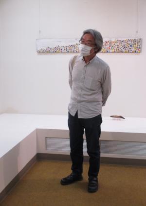 2階の展示をご覧になる平井さん