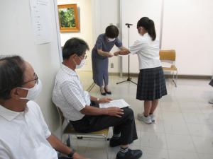 奨励賞（木彫）の田中喜花さん