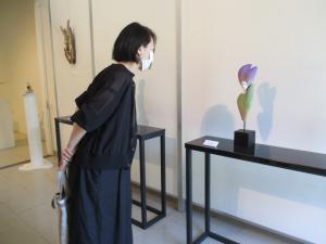 熱心に作品を観られる来館者さま