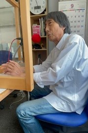 落ち着いてお話をされる福本さん