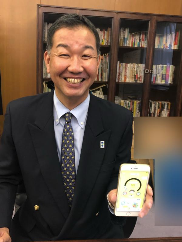 スマホを持つ市長