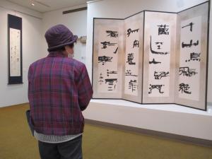 寒江の作品の前で鑑賞される来館者さま