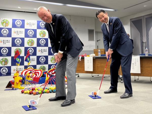 青木会長と市長、クラブを持って