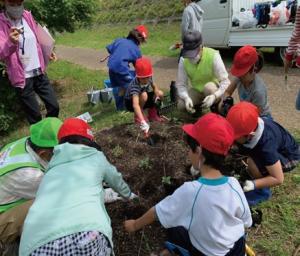 小学生との花植イベント