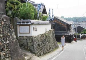 旧湯の山街道の大塚薬師堂前