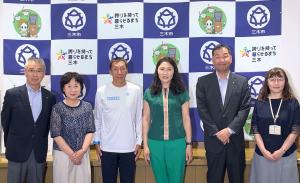 パリオリンピックに出場されるセルオド選手と市長応接室で記念撮影