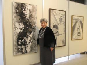 市田山知先生　作品の前で