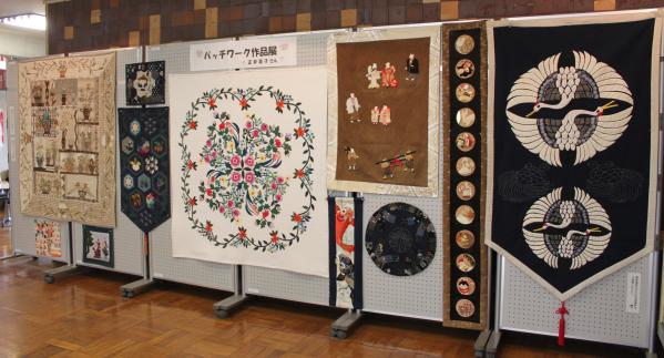 ロビー展　パッチワーク作品　全体の様子