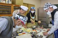 みんなで材料を切っている