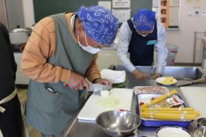 玉ねぎを切っている2