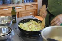 野菜をフライパンで炒めている
