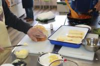 パンにバターを塗っている