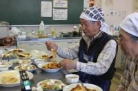 パスタをすくいあげている
