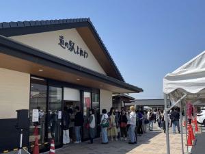 開駅フェアでにぎわう駅舎（道の駅よかわ）