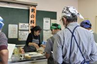 先生の説明を聞いている